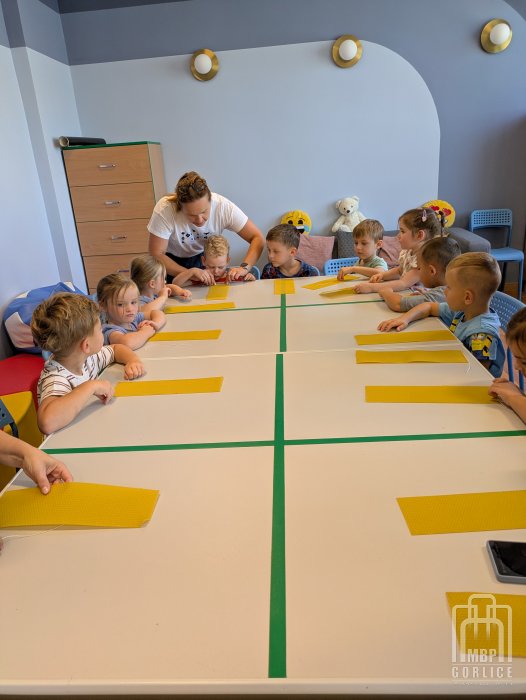 Biblioteka Gorlice, Lato z Biblioteką Dzieci wykonują świece woskowe